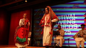 Imagem de Música e Dança pela Comunidade Ismaili