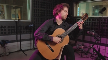 Imagem de Francisco Luís em sessão ao vivo na rádio pública