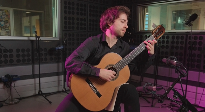 Imagem de Francisco Luís em sessão ao vivo na rádio pública