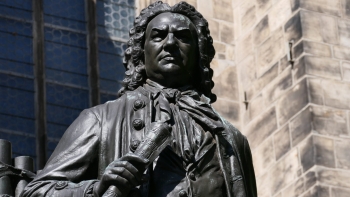 Bach, adaptador, reciclador e revisor