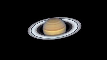 Imagem  de Contemplar o espaço com uns discos na mão