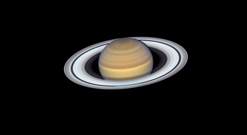 Imagem de Contemplar o espaço com uns discos na mão