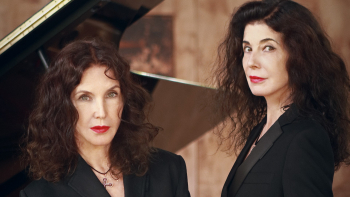 Leonard Bernstein com as irmãs pianistas Katia e Marielle Labeque