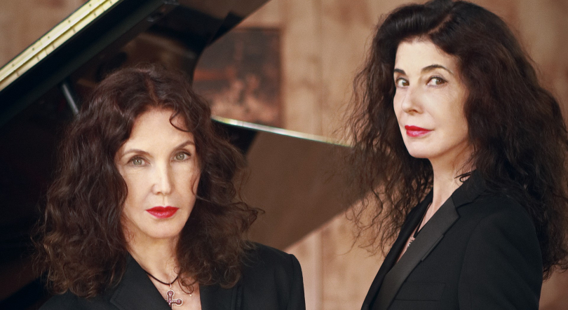 Leonard Bernstein com as irmãs pianistas Katia e Marielle Labeque